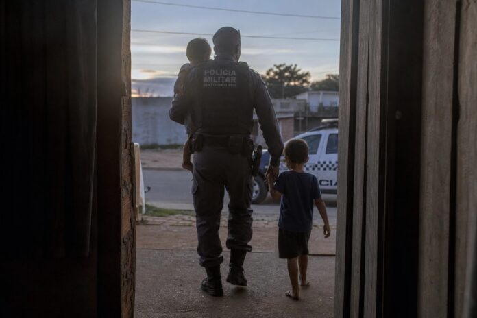 criancas-de-2-e-4-anos-sao-resgatadas-sozinhas-dentro-de-casa-pela-pm-em-sorriso criancas-de-2-e-4-anos-sao-resgatadas-sozinhas-dentro-de-casa-pela-pm-em-sorriso