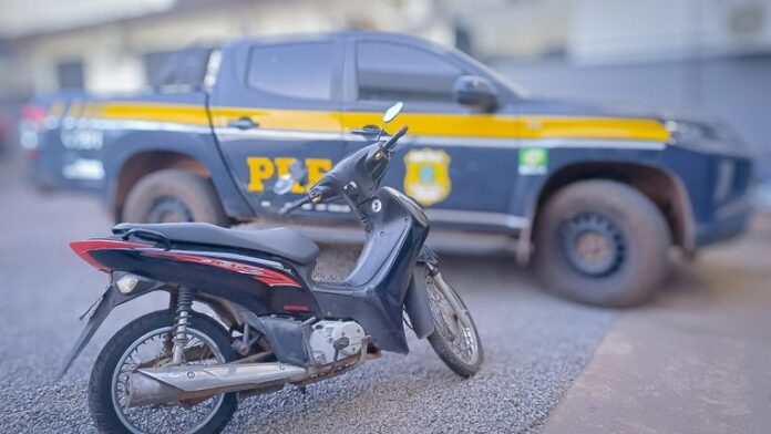 prf-recupera-motocicleta-furtada-em-sorriso-na-br-163-e-prende-condutor-por-receptacao