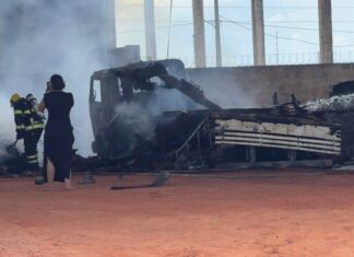 incendio-de-grandes-proporcoes-atinge-barracao-de-maquinas-agricolas-em-sorriso