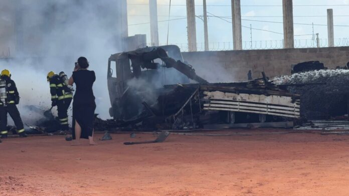 incendio-de-grandes-proporcoes-atinge-barracao-de-maquinas-agricolas-em-sorriso