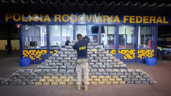 prf-apreende-540-quilos-de-skunk-escondidos-em-fundo-falso-de-caminhao-em-mt